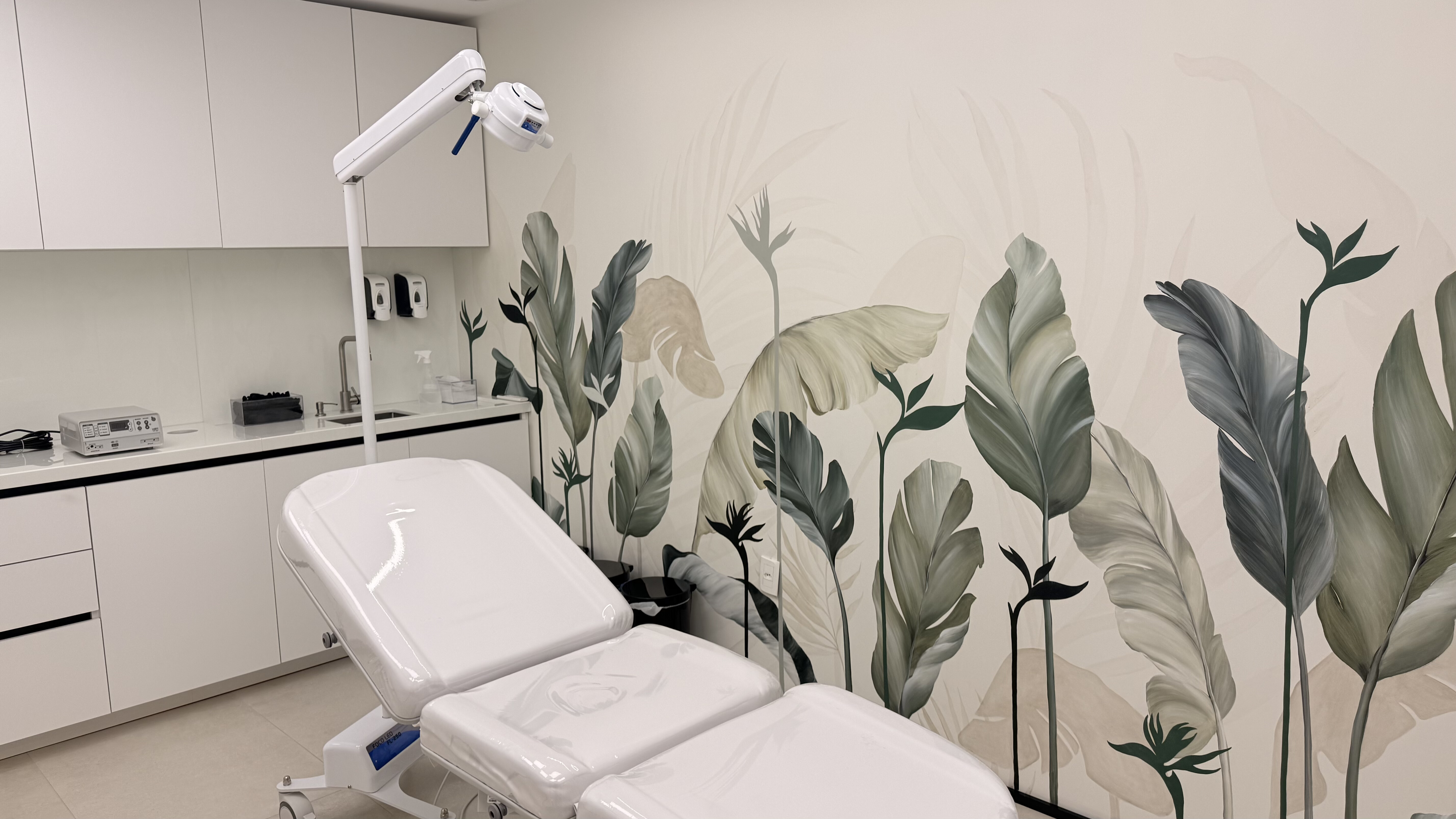 Sala cirúrgica da COPELE preparada para procedimentos dermatológicos